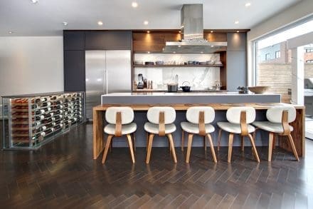 Cuisine contemporaine grise et bois vue 5