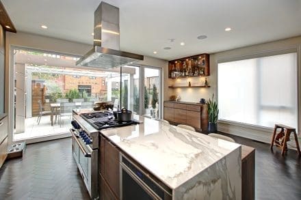 Cuisine contemporaine grise et bois vue 1