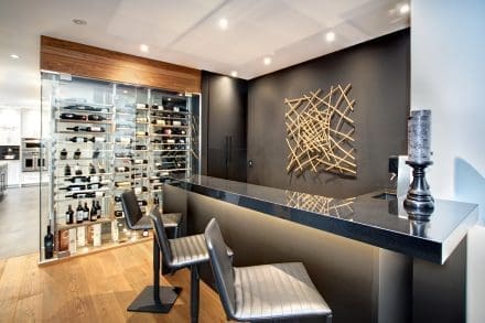 Cuisine classique noire et blanche avec îlot vue 4