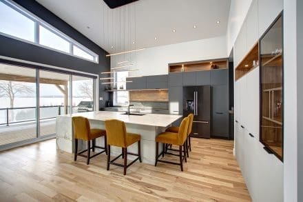 Cuisine contemporaine, grise et bois - Vue complète