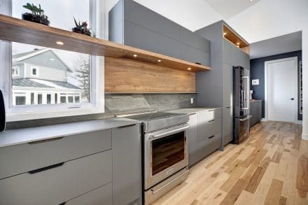 Cuisine contemporaine, grise et bois