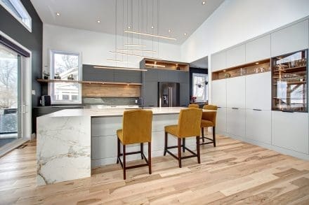 Cuisine contemporaine avec luminaire linéaire