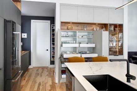 Cuisine contemporaine grise et bois