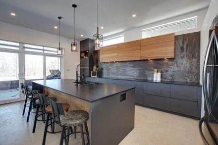 Cuisine moderne grise et bois avec grand îlot et tabourets