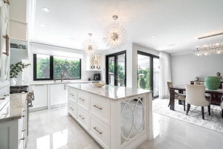 Cuisine classique blanche lumineuse vue 3