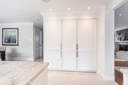 Cuisine classique blanche lumineuse vue 5