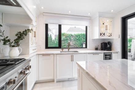 Cuisine classique blanche lumineuse vue 2