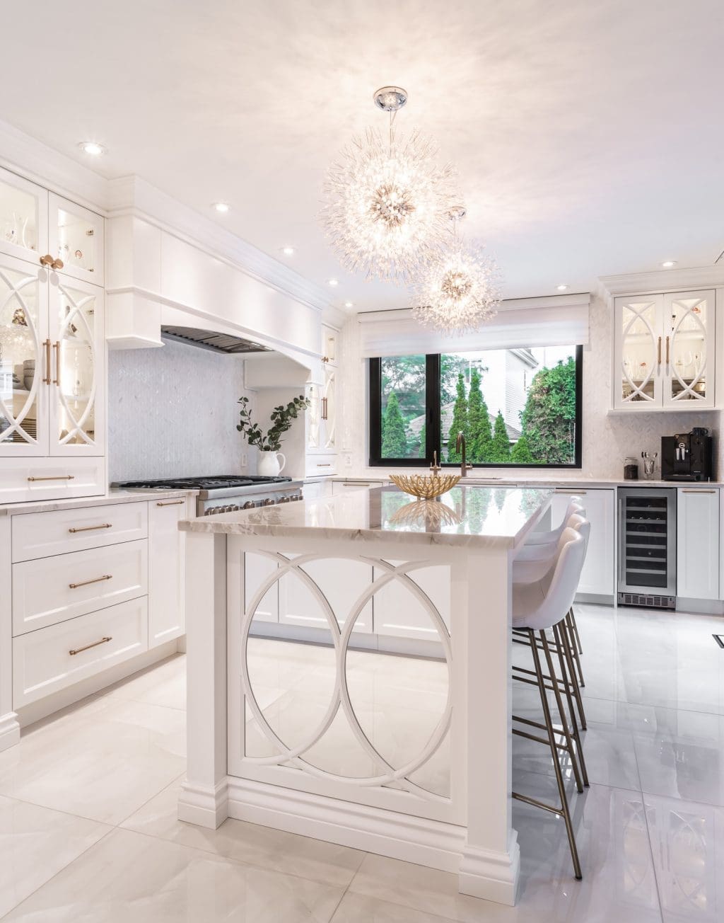 Cuisine classique blanche lumineuse vue 1